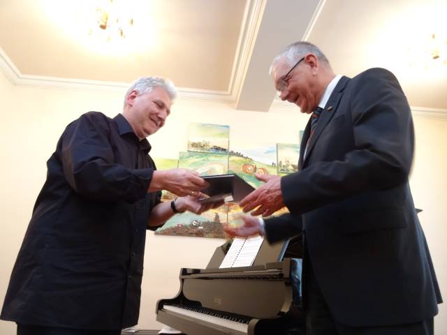 Konzert und Übergabe des Pirmasenser Klavierbüchleins an Herrn Landrat Duppré am 15.März 2015             Foto Dr. Peter Schiedemaier